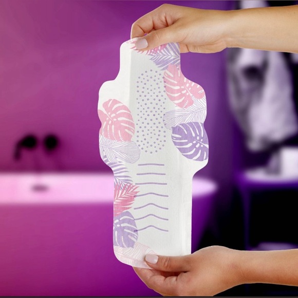 Always Radiant Extra Heavy Absorbency
Overnight Sanitary Pads with Wings - Picture 3 of 8